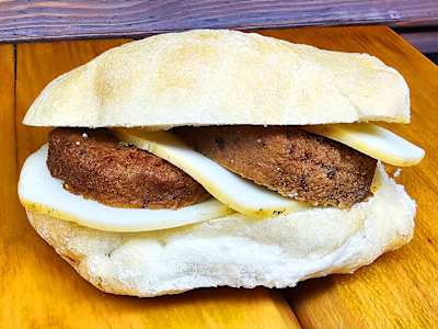 Panino con Polpetta di Melanzane e Provola Affumicata