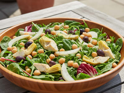 Insalatona con Ceci, Carciofi Sott'Olio, Finocchio, Olive Nere e Misticanza