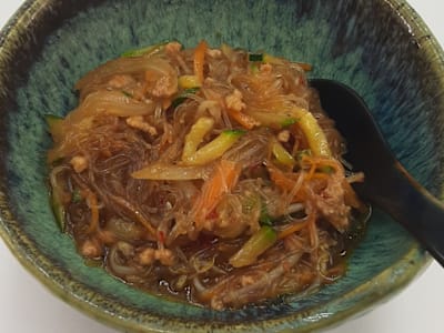 Spaghetti di Soia in brodo con Verdura Mista e Carne