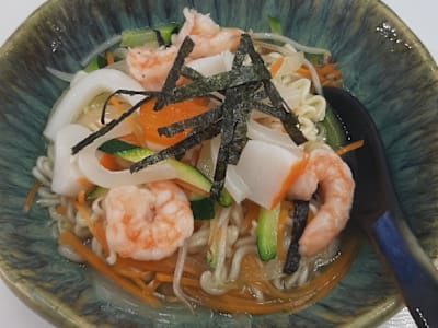 Zuppa con Spaghetti, Verdura Mista e Frutti di Mare