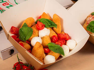 Chiacchiera con Mozzarella di Bufala e Pomodorini
