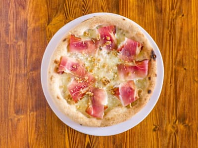 Pizza speck e Gorgonzola