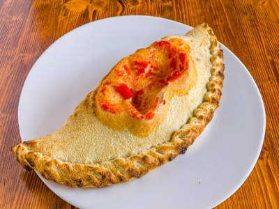 Calzone con Salamino Piccante, Pomodoro San Marzano DOP e Mozzarella Fiordilatte d'Agerola