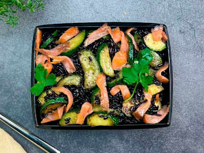 Smart Riso venere con zucchine spadellate e salmone affumicato