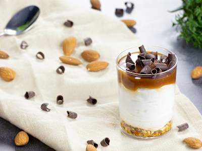 Bicchierino crema al mascarpone, caramello salato con croccante di mandorle