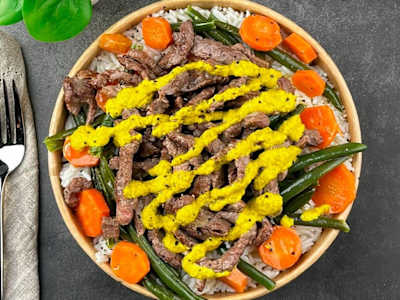 Straccetti di manzo al curry con fagiolini e carote al vapore con riso basmati