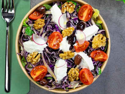 Insalatona con ricotta di capra, cavolo viola, noci e olive taggiasche