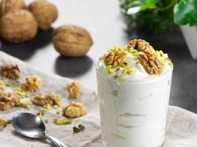 Yogurt Greco Artigianale Light con Miele, Noci e Granella di Pistacchi