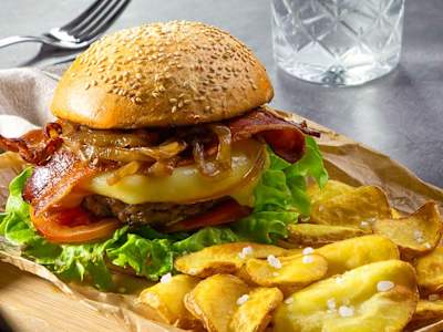 Burger di Sorana 160g con Scamorza Affumicata, Bacon, Cipolla Rossa Caramellata, Salsa Steak Artigianale e Patate Dippers