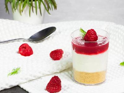 Bicchierino Cremoso allo Yogurt con Coulis di Lamponi