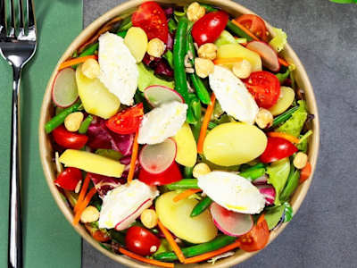 Insalatona con formaggio caprino, patate al vapore, fagiolini e nocciole