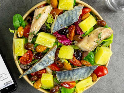 Insalatona con Trancetti di Sgombro Grigliato, Patate e Olive Taggiasche