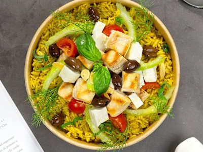 Cubotti di pollo grigliati con riso basmati bio profumato al curry, insalata di verdurine feta, olive taggiasche e mandorle