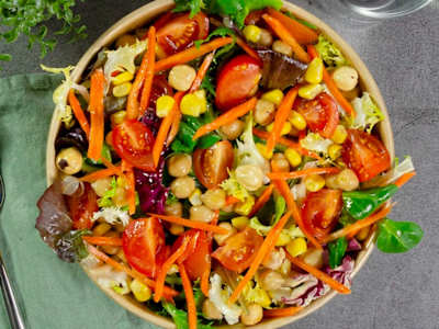 Insalatona Vegana con Nocciole, Ceci, Mais Pomodorini e Carote