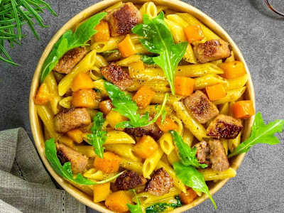 Pennette con zucca, salsiccia veneta e rucola