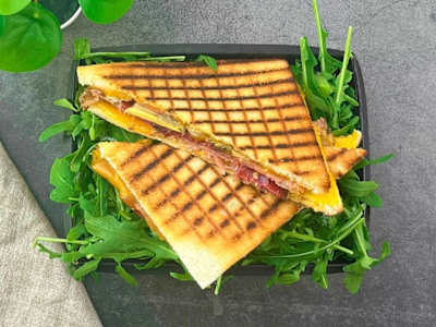 Smart Tostone con speck cheddar e funghi