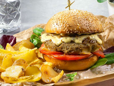 Burger Vegetariano di Scamorza Affumicata e Melanzane con Cipolla Caramellata e Salsa Steak