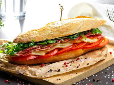 Ciabattina con salame Veneto, provola, pomodoro ramato e rucola