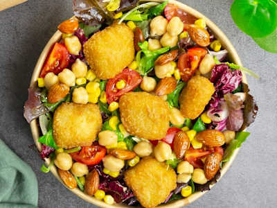 Insalatona con Nuggets di Merluzzo, Pomodorini Ciliegino, Mais e Ceci