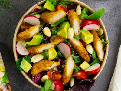 Insalatona Pollo Crispy con Avocado, Pomodorini, Ravanelli e Mandorle