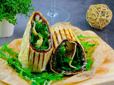 Wrap con bresaola, rucola e grana Padano