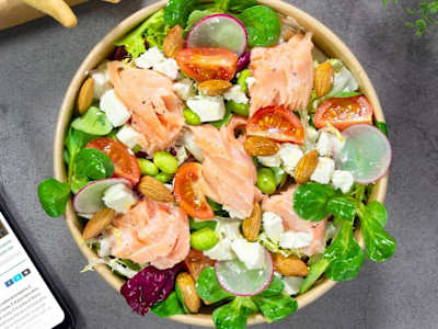 Insalatona con salmone, feta, edamame e pomodorini