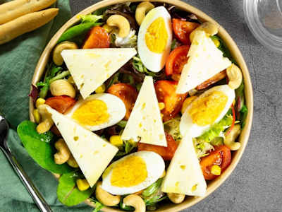 Insalatona con uova, Asiago fresco e anacardi