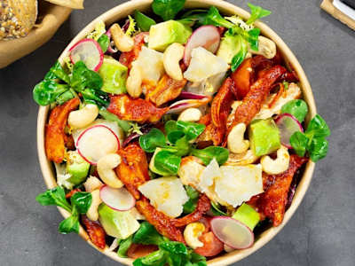 Insalatona di pollo alla paprika, grana, avocado, pomodori