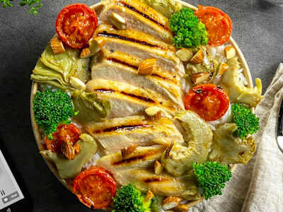Tagliata di Pollo Cbt con Broccoli e Carciofi Croccanti, Pomodori e Mandorle
