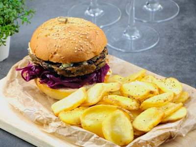 Burger homemade 140gr di porro e radicchio con cavolo viola agrodolce e patate dippers
