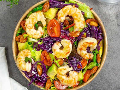 Insalatona con gamberi, cavolo cappuccio viola, avocado, pomodori ciliegino e mandorle