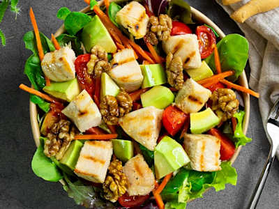 Insalatona con pollo grigliato, avocado e noci