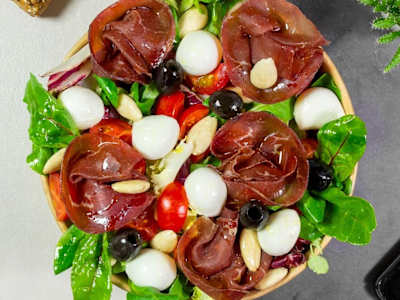 Insalatona di Bresaola, Mozzarelline, Olive Nere e Mandorle Pelate