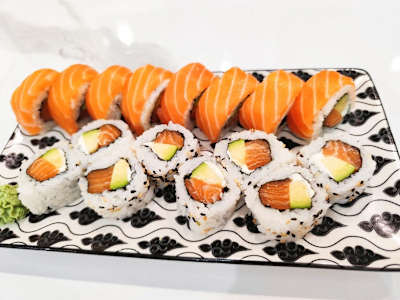 44. Maki Salmone Box 16pz