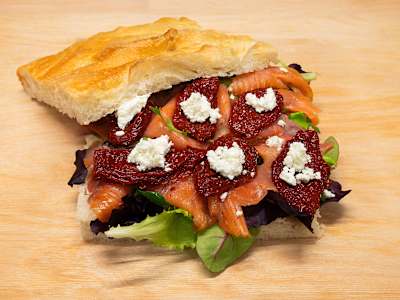 Salmone Affumicato, Caprino, Pomodorini Secchi e Insalata