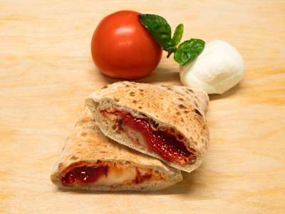 Panzerotto Pomodoro Mozzarella e Basilico