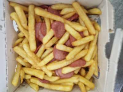 Porzione Wurstel e Patatine Fritte