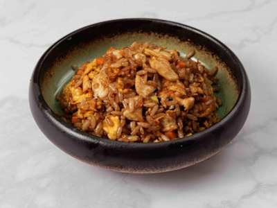 Riso saltato con pollo e salsa anguilla