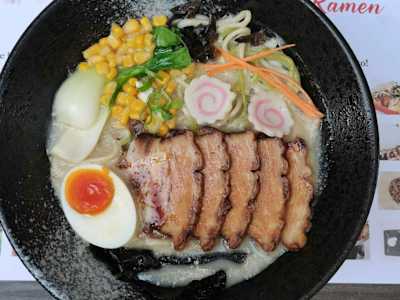 Ramen Giapponese in Brodo con Maiale e Verdure