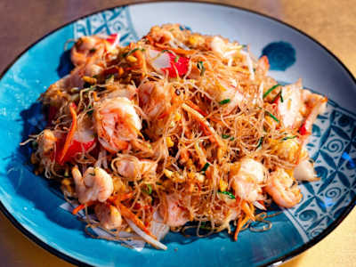 57. Noodles di riso con frutti di mare e verdure