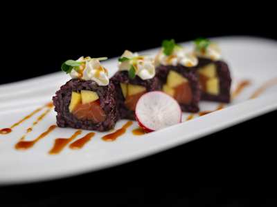 Uramaki Noir Sake Mango