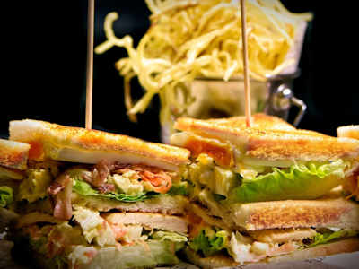 Il Club Sandwiches con Patatine Fritte