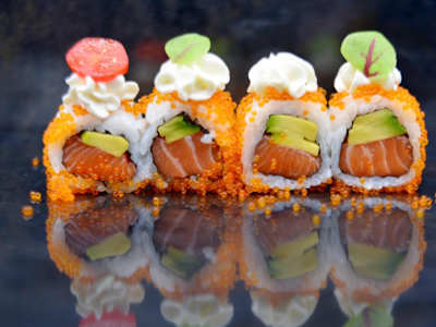 Uramaki Sake Tobiko