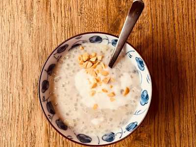Crema di banana, con perle di tapioca, latte di cocco e arachidi