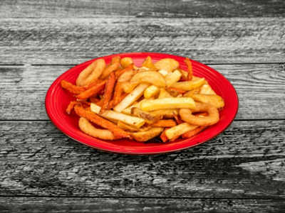 Mix fritto  Di patate con anelli di cipolla crocchette chips di patate  e patate twist