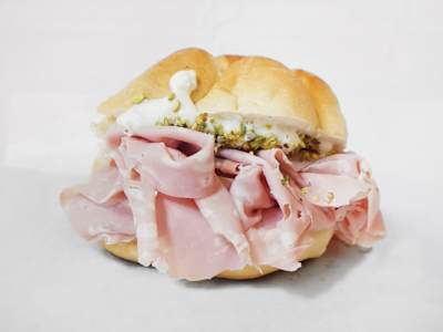 N.17 Panino con Mortadella, Squacquerone e Granella di Pistacchio