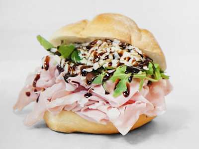 N.13 Panino con Mortadella e Scaglie di Parmigiano Reggiano, rucola e glassa di aceto balsamico