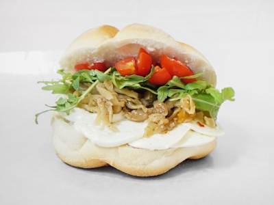 N.24 Panino con Melanzane Sott'olio, mozzarella di bufala campana Dop, pomodori freschi e rucola