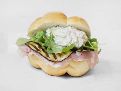 N.15 Panino con Mortadella e Melanzane Grigliate, Stracciatella di Andria Igp al tartufo nero e rucola