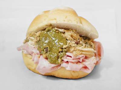 N.4 Panino con Mortadella, Provola Affumicata, pesto di pistacchio, tarallo napoletano sbriciolato